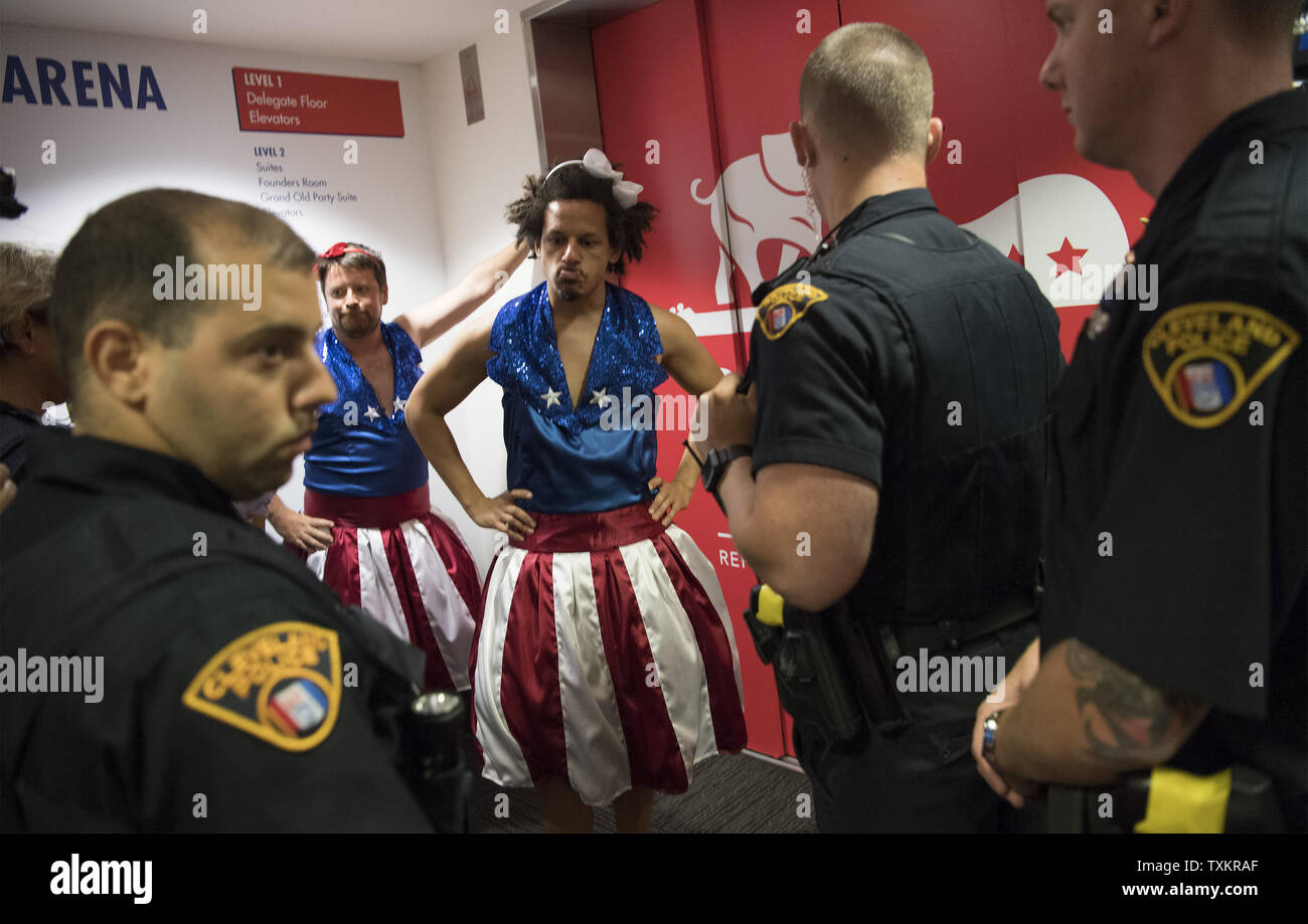 Two Protestors Two protestors hi-res stock photography and images - Alamy