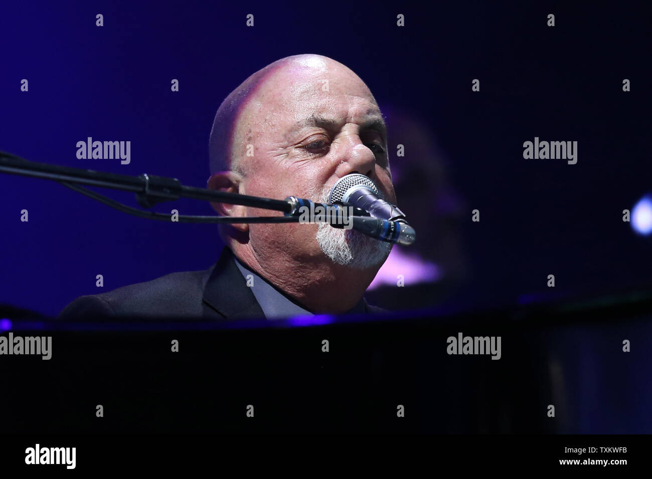 Billy Joel Concert High Resolution Stock Photography and Images Alamy