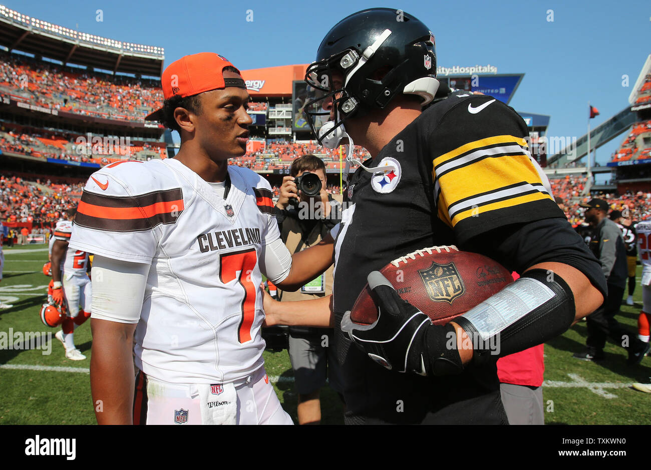Cleveland Browns DeShone Kizer Talks With Pittsburgh Steelers Ben cleveland-browns-deshone-kizer-talks-with-pittsburgh-steelers-ben