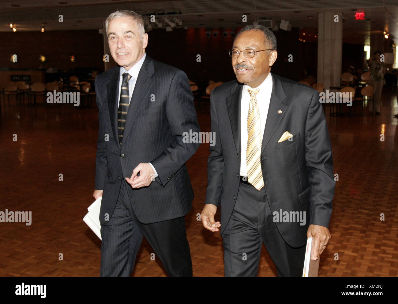 Sen. Roland Burris (DIL) (R) meets with University of Illinois