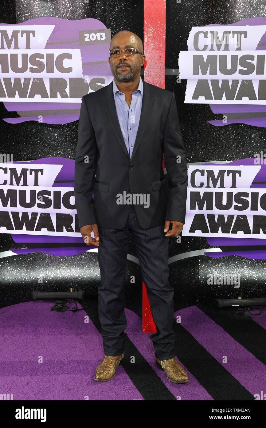 Darius Rucker arrives on the red carpet for the CMT Awards at the