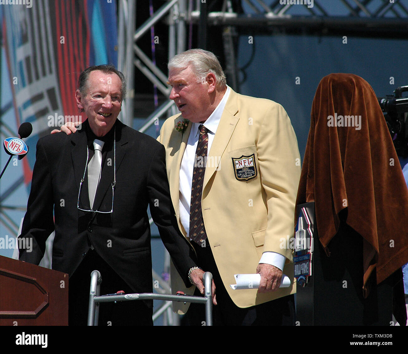 Al Davis, owner of the Oakland Raiders and Hall of Fame Class of 1992, introduces John Madden at the enshrinement ceremony at the Football Hall of Fame on August 5, 2006 in Canton, Ohio. (UPI Photo/Stephanie Krell) Stock Photo