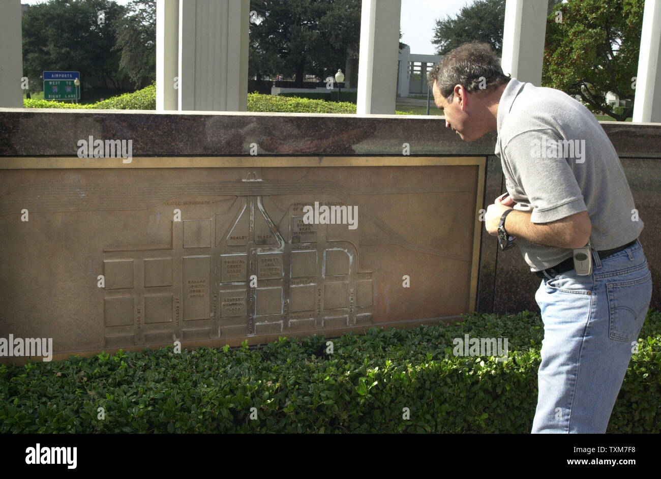 Dealey plaza map hi res stock photography - A Tourist Studies A Map Showing The Route President John F Kennedy Took On Nov 22 1963 The Day He Was Killed While Visiting Dallas The Map Is Part Of The Memorial At Dealey Plaza In Downtown Dallas This Year Marks The 40th Anniversary Of The Assassination Upiian Halperin TXM7F8 