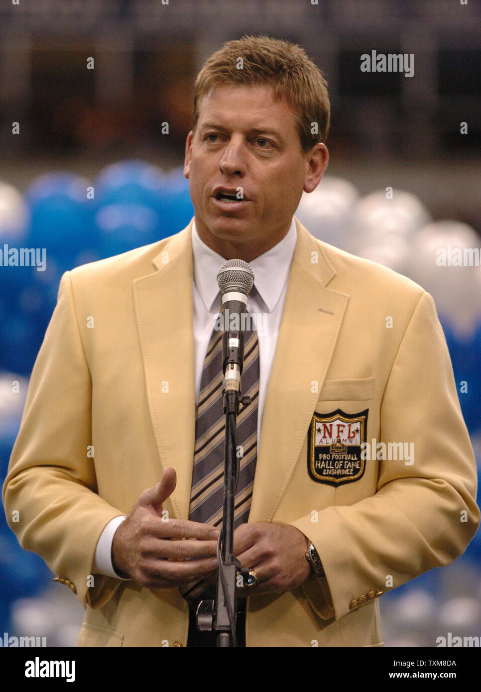 former-dallas-cowboys-quarterback-troy-aikman-talks-about-his-playing-days-days-during-a-special-halftime-celebration-at-texas-stadium-in-irving-tx-on-october-23-2006-aikman-was-presented-with-his-nfl-hall-of-fame-ring-upi-photoian-halperin-TXM8DA.jpg