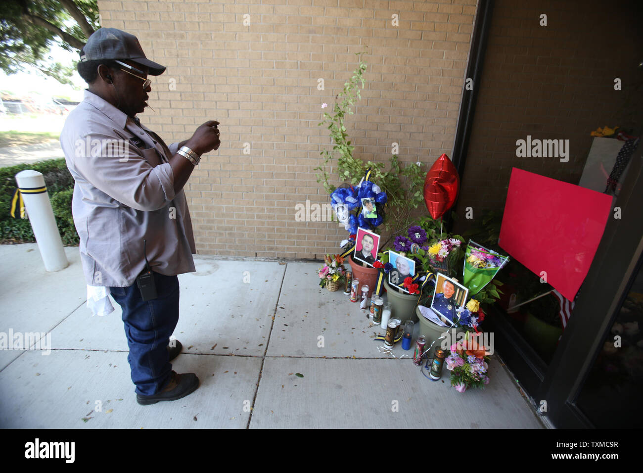 Makeshift Memorial At Dallas Police Department Stock Photos