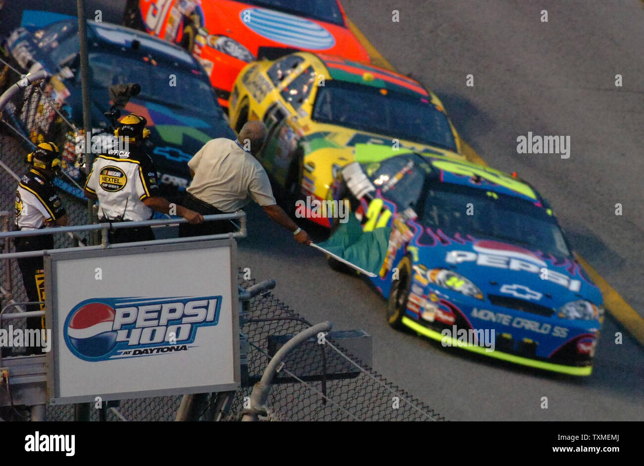 Jeff Gordon (24) takes the green flag to start the NASCAR Nextel