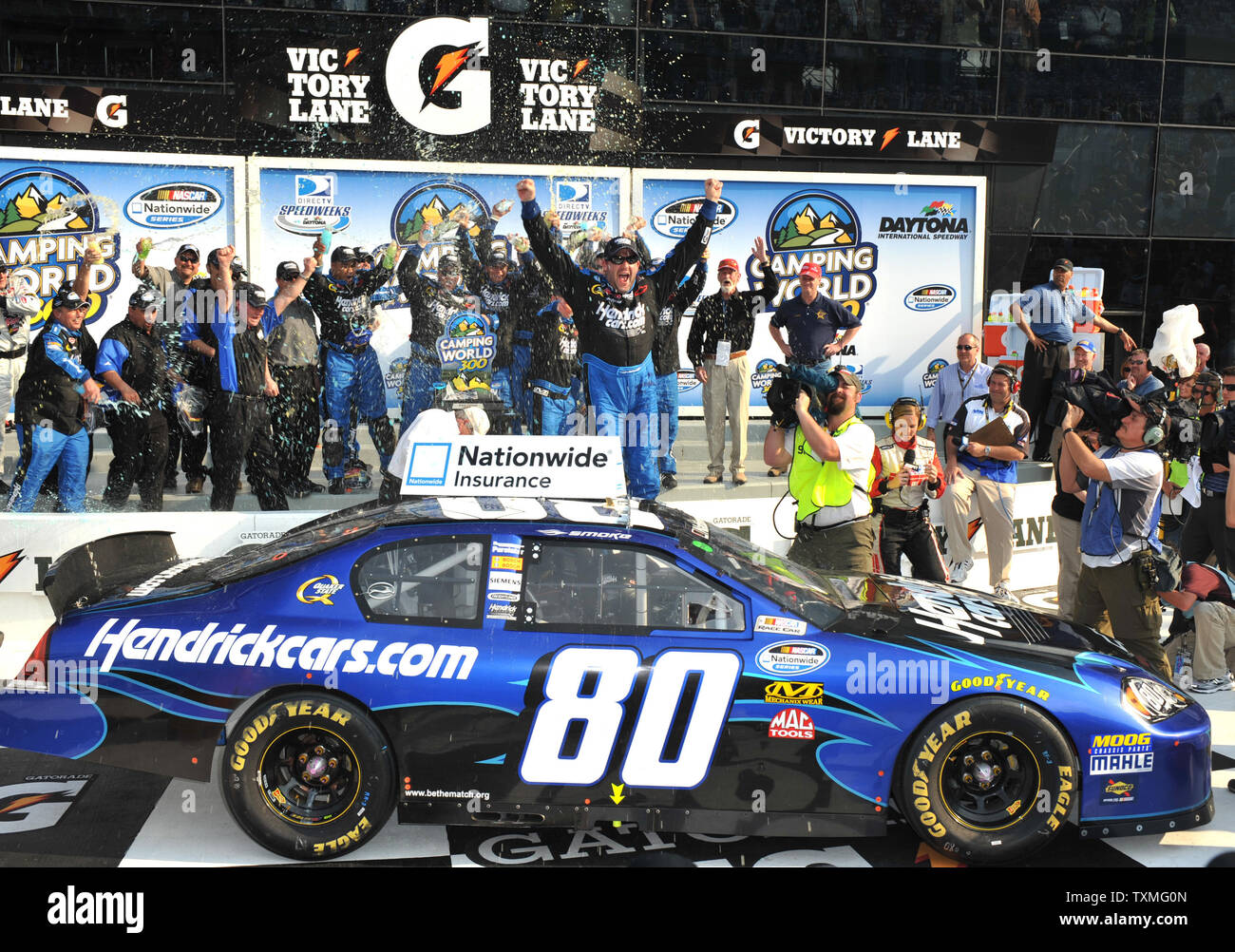 Tony Stewart and team celebrate in victory lane after winning in the NASCAR  Nationwide series Camping, image size:1300x1002