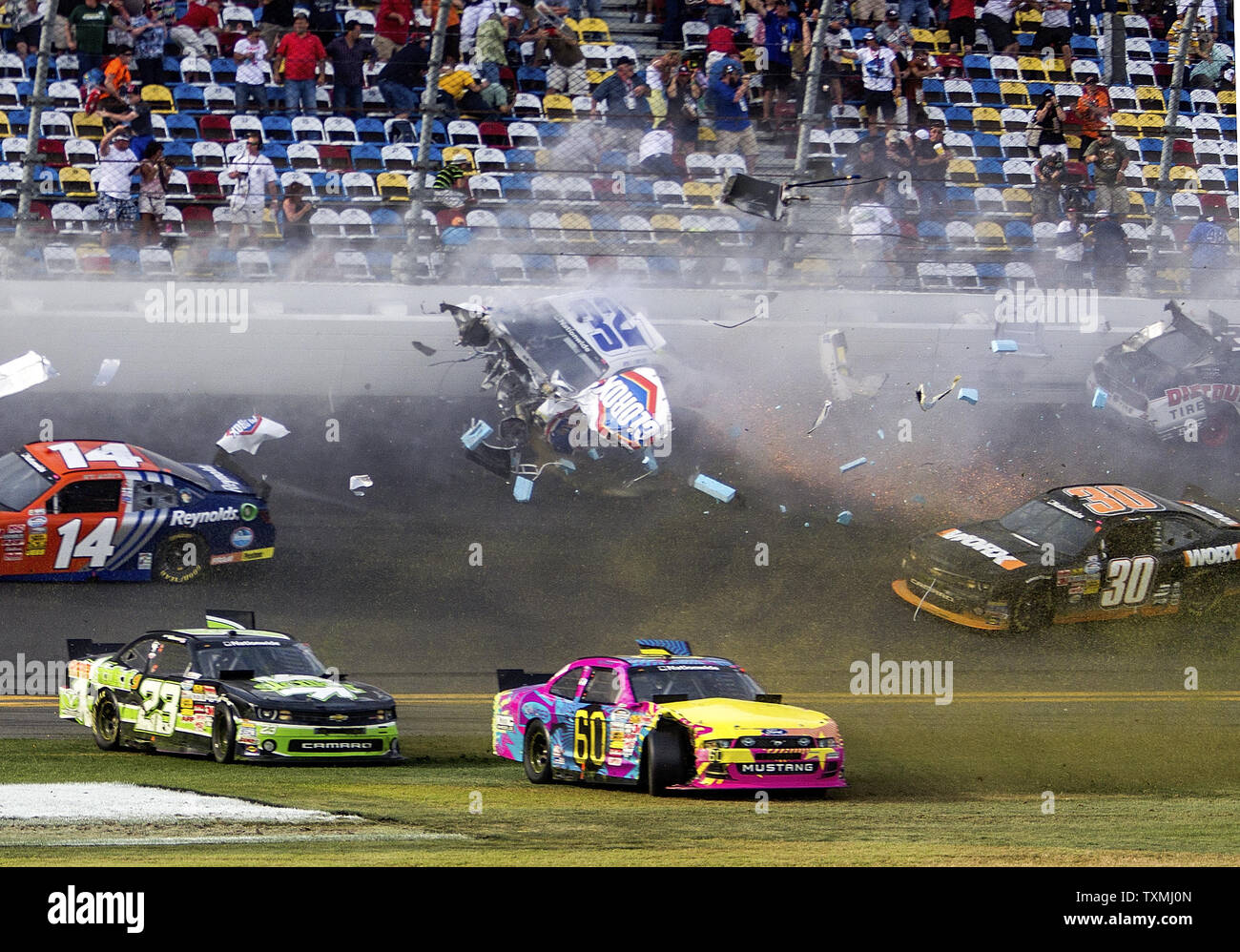 Автоспорт аварии наскар. Разбитые гоночные тачки. Аварии на гонках наскар. Разбитая гоночная машина. Машинки наскар краш.