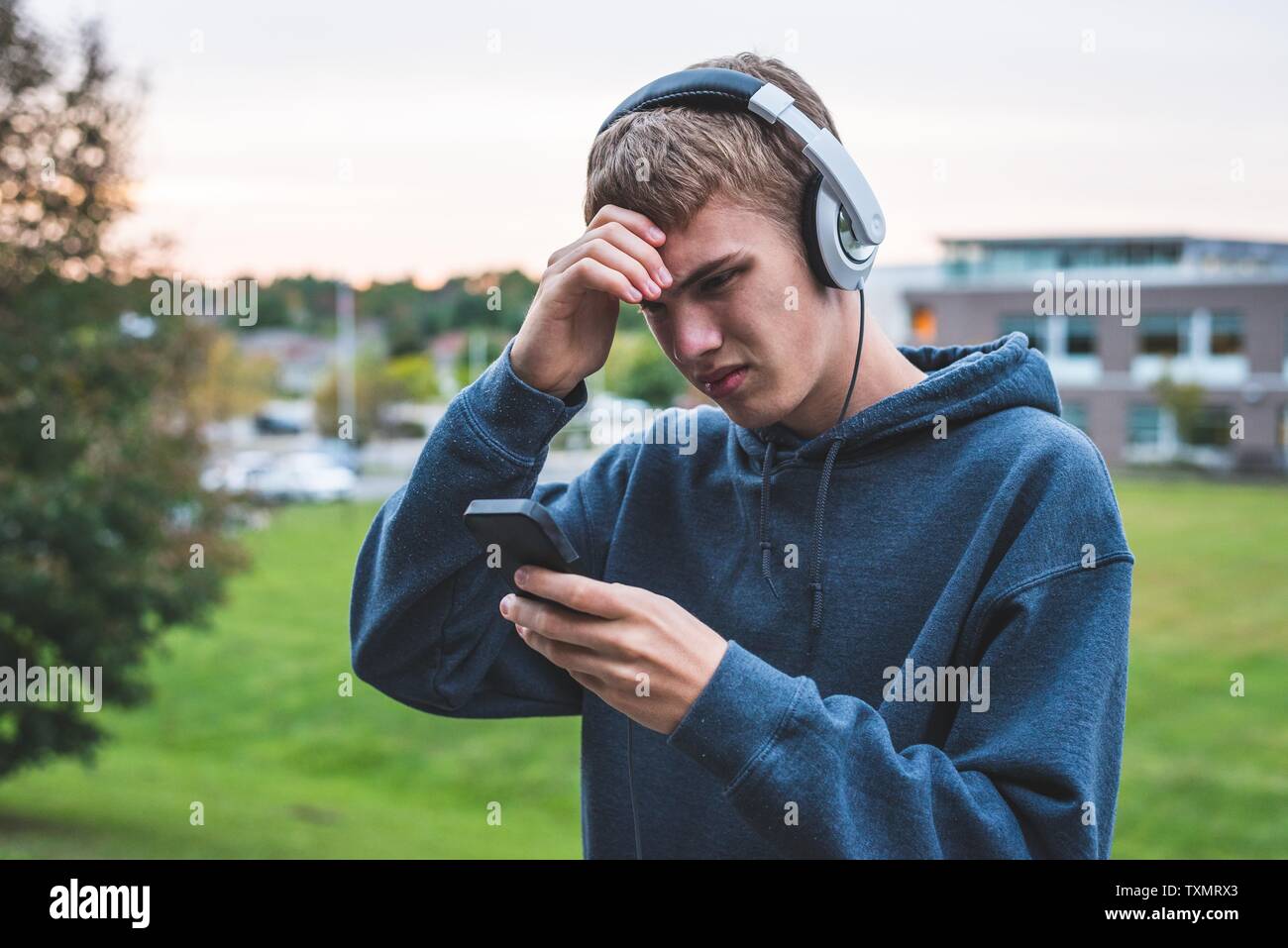 прослушивание рок-музыки в наушниках. девушка в наушниках. подросток в наушниках. музыкальная девочка. красивая девушка с наушниками.