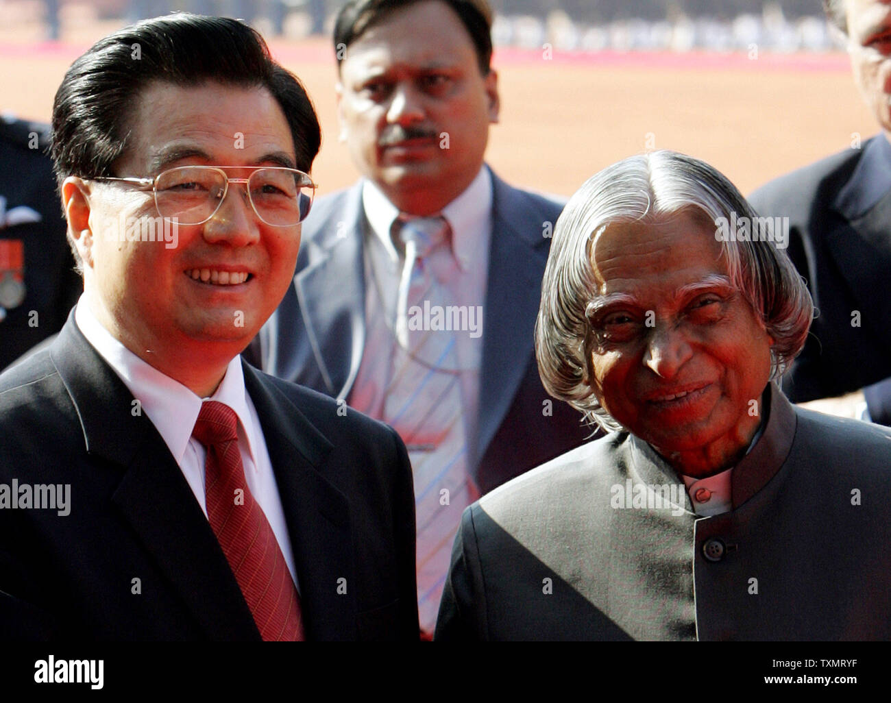 Chinese President Hu Jintao (L) shakes hands with his Indian counterpart Abdul Kalam during a welcoming ceremony in New Delhi on November 21, 2006. Hu Jintao is in India on a four-day official visit.   (UPI Photo/Kamal Kishore) Stock Photo