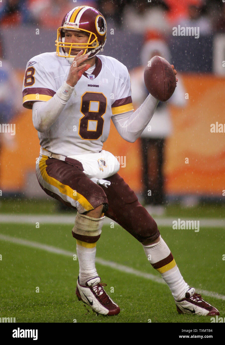 Washington Redskins quarterback Mark Brunell readies to throw against the  Denver Broncos at Invesco Field in, image size:904x1390