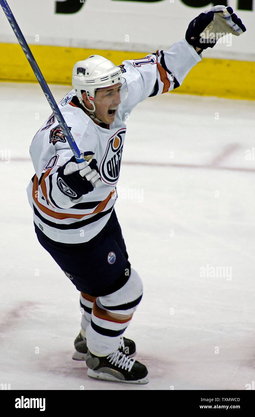 Edmonton Oilers center Shawn Horcoff celebrates teammates goal against the Colorado Avalanche in the second period at the Pepsi Center in Denver March 26, 2006.  Both the Oilers and the Avalanche are battling for a playoff spot in the Western Conference.  (UPI Photo/Gary C. Caskey) Stock Photo