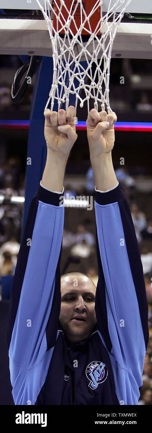 Utah Jazz center 7'2' Greg Ostertag stretches prior to game against the Denver Nuggets at the Pepsi Center in Denver March 29, 2006.   Ostgertag did not play in the Jazz's 115-104 victory over the Nuggets.  (UPI Photo/Gary C. Caskey) Stock Photo