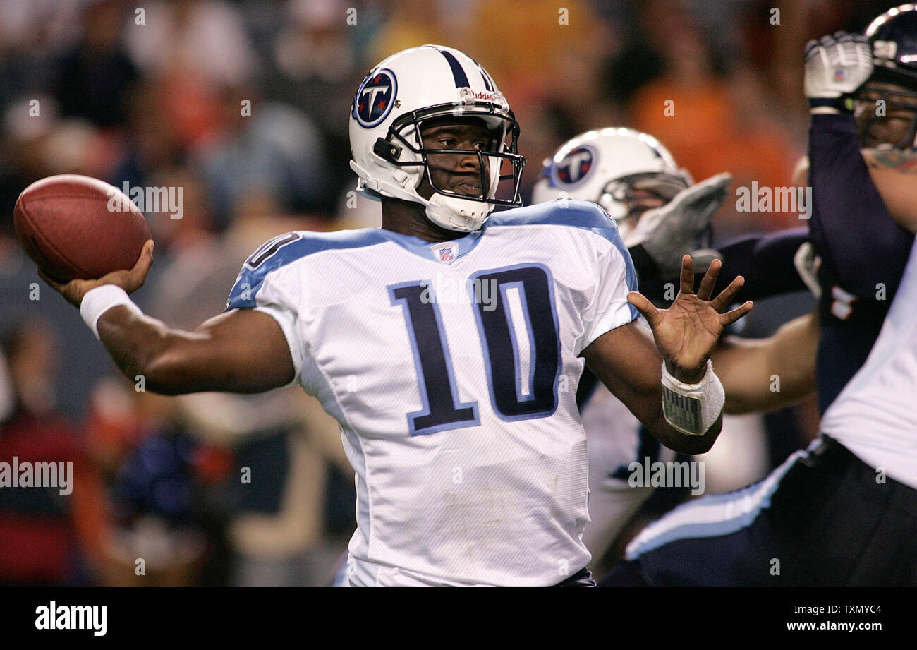 Denver Broncos WR Brandon Marshall (R) hugs opponent Tennessee Titans QB  Vince Young at Invesco Field at Mile High in Denver on November 19, 2007.  (UPI Photo/Gary C. Caskey Stock Photo - Alamy