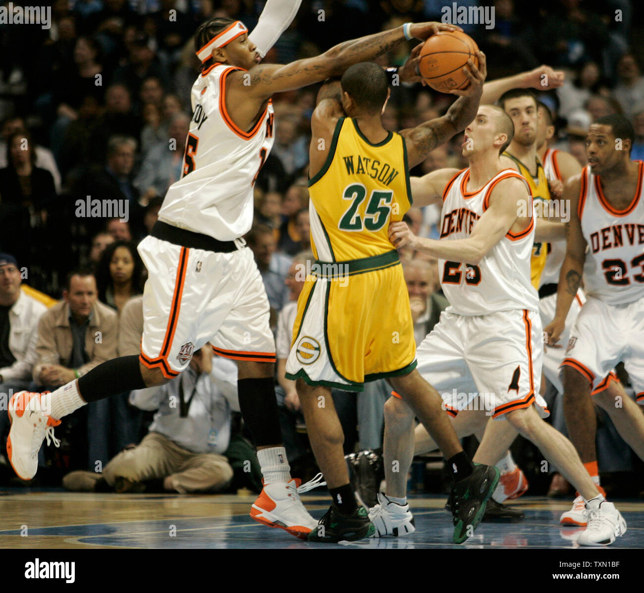 Carmelo anthony denver nuggets dunks hi-res stock photography and images -  Alamy