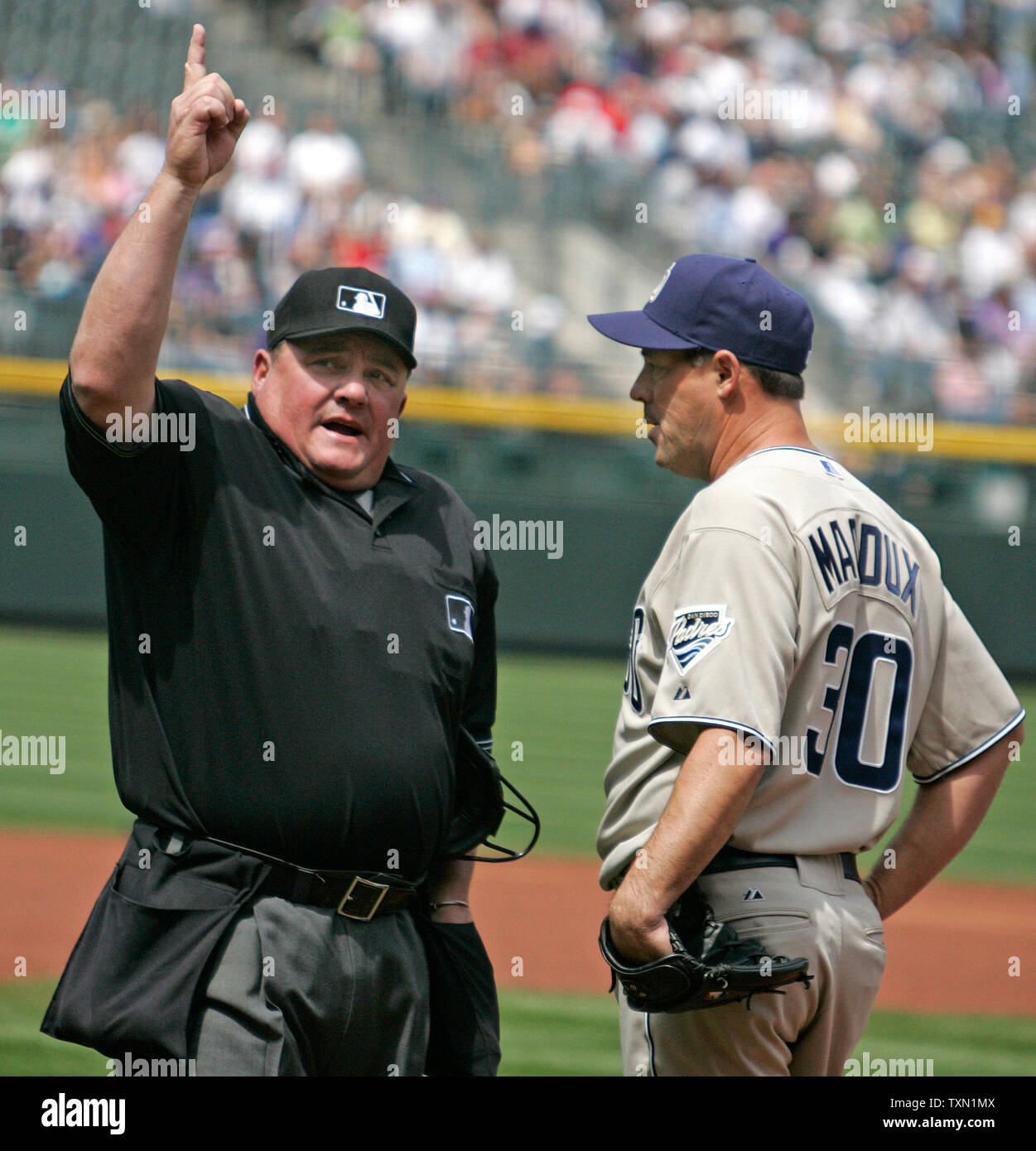 MLB - 24 years ago today, Greg Maddux won his 𝟒𝐭𝐡 𝐬𝐭𝐫𝐚𝐢𝐠𝐡𝐭