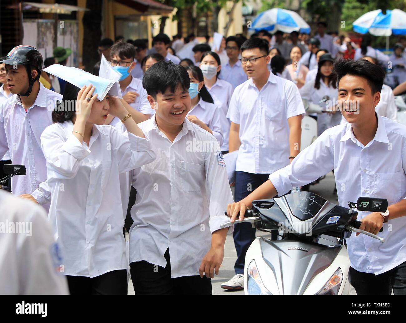 https://c8.alamy.com/comp/TXN5ED/190625-hanoi-june-25-2019-xinhua-high-school-students-walk-out-of-an-examination-location-in-hai-phong-city-vietnam-june-25-2019-over-879700-vietnamese-high-school-students-on-tuesday-started-sitting-for-a-national-final-exam-compared-with-nearly-925800-students-last-year-local-media-reported-xinhuavna-TXN5ED.jpg