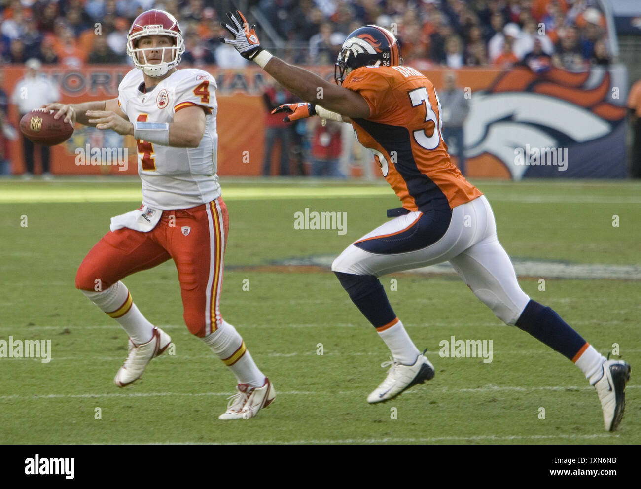 Kansas City Chiefs players Priest Holmes (31) and Jason Dunn (89