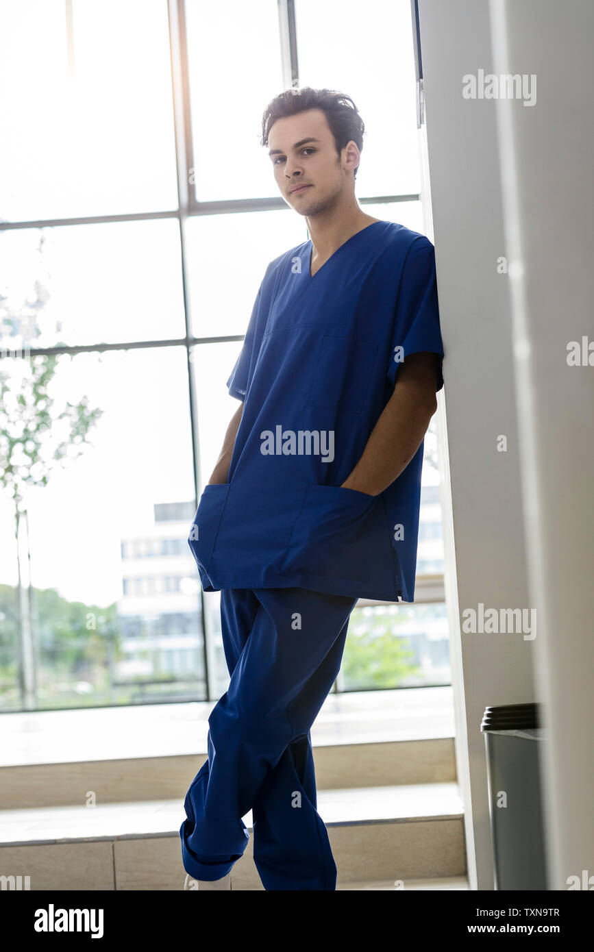 Junior doctor hospital corridor hi-res stock photography and images - Alamy