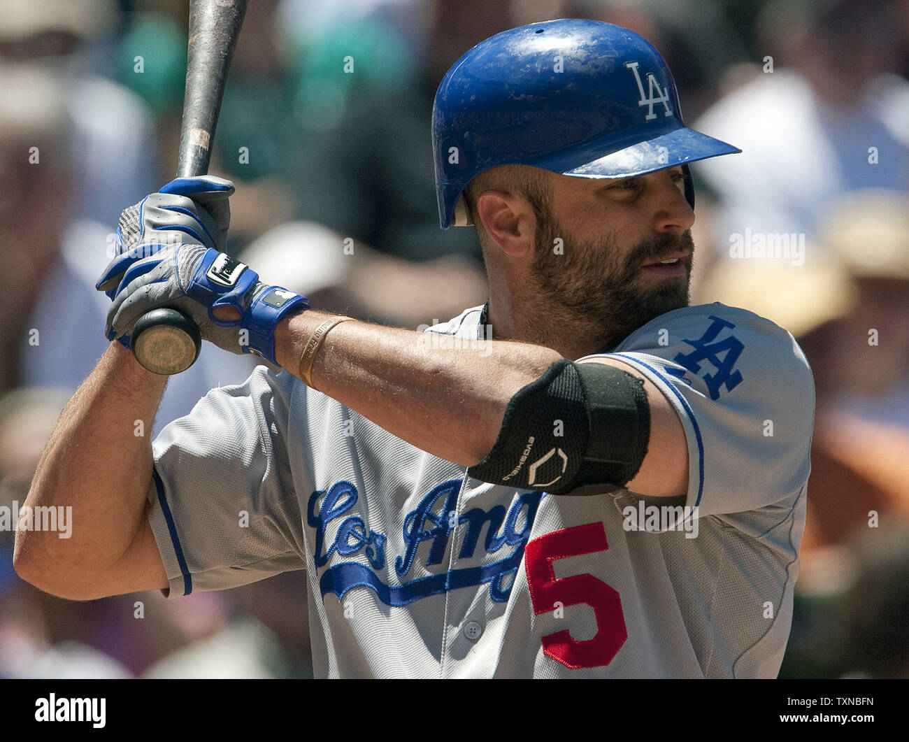 Los Angeles Dodgers left fielder Reed Johnson waits on a pitch from ...