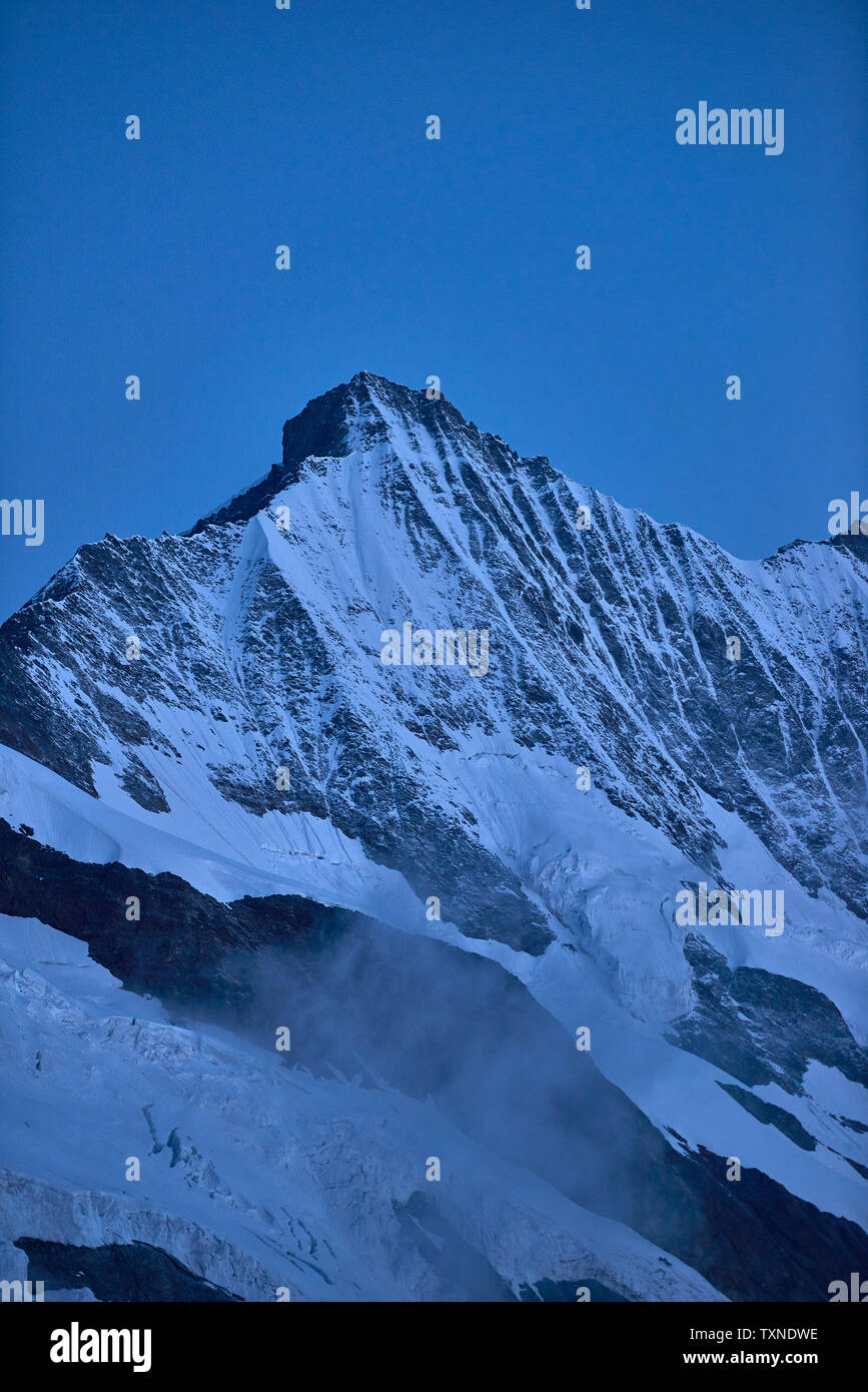 Snow capped ridge hi-res stock photography and images - Alamy