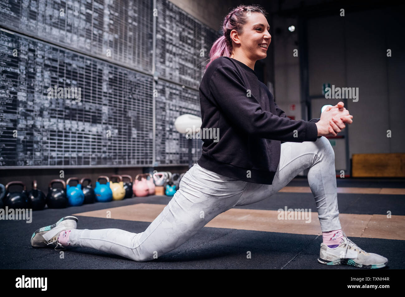 Stretching legs gym woman hi-res stock photography and images - Alamy