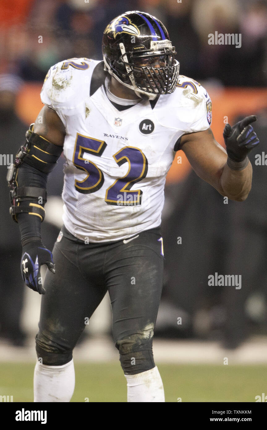 Baltimore Ravens linebacker Ray Lewis calls for coverage against