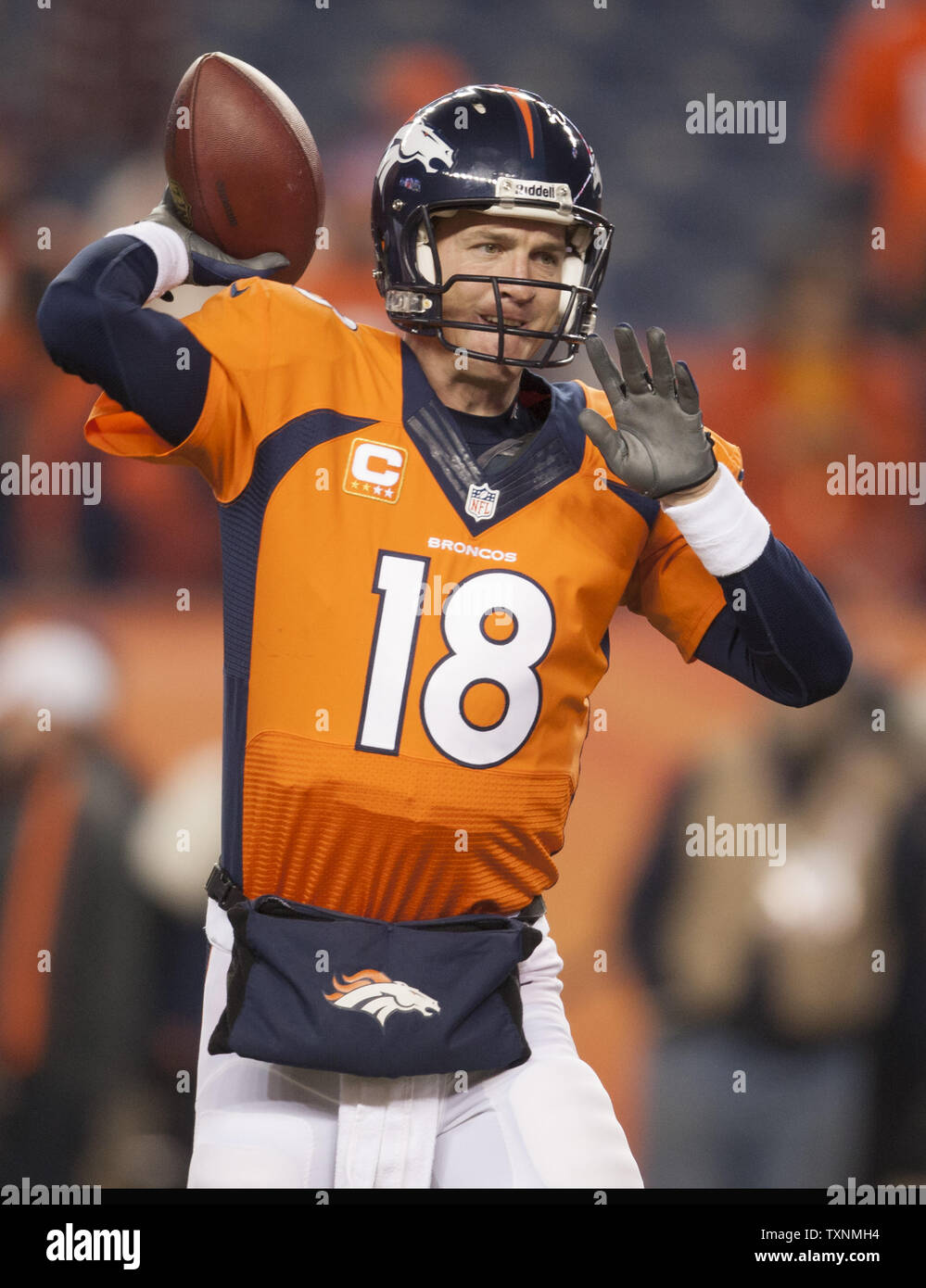 Tennessee quarterback Payton Manning (16) warms up for play in 1997. (AP  Photo / Al Messerschmidt Stock Photo - Alamy