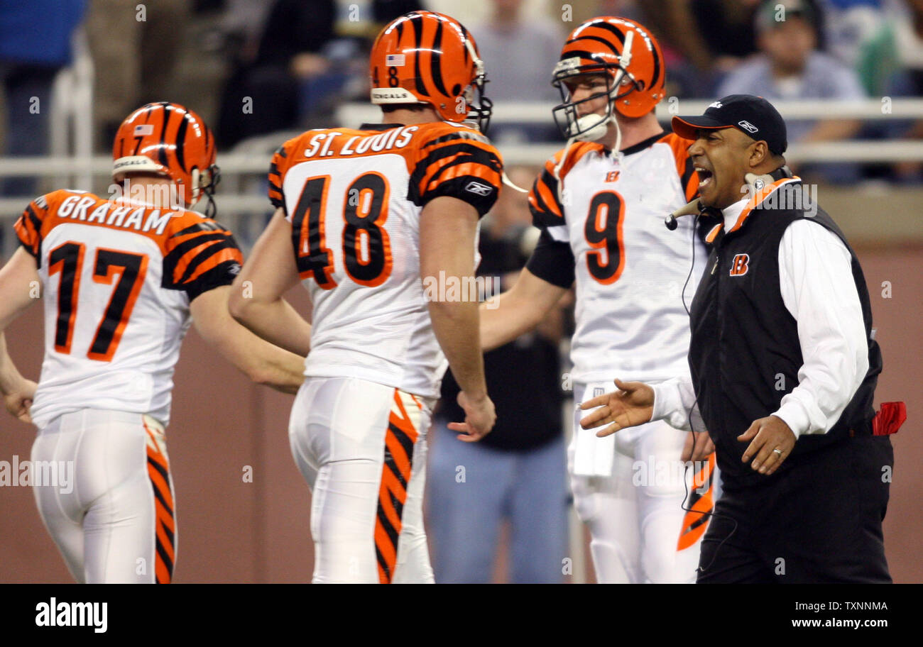 Cincinnati Bengals head coach Marvin Lewis and quarterback Carson Palmer (9) congratulate kicker Shayne Graham (17) and long snapper Brad St. Louis (48) after scoring the extra point against the Detroit Lions in the first quarter December 18, 2005 at Ford Field in Detroit.  (UPI Photo/Scott R. Galvin) Stock Photo