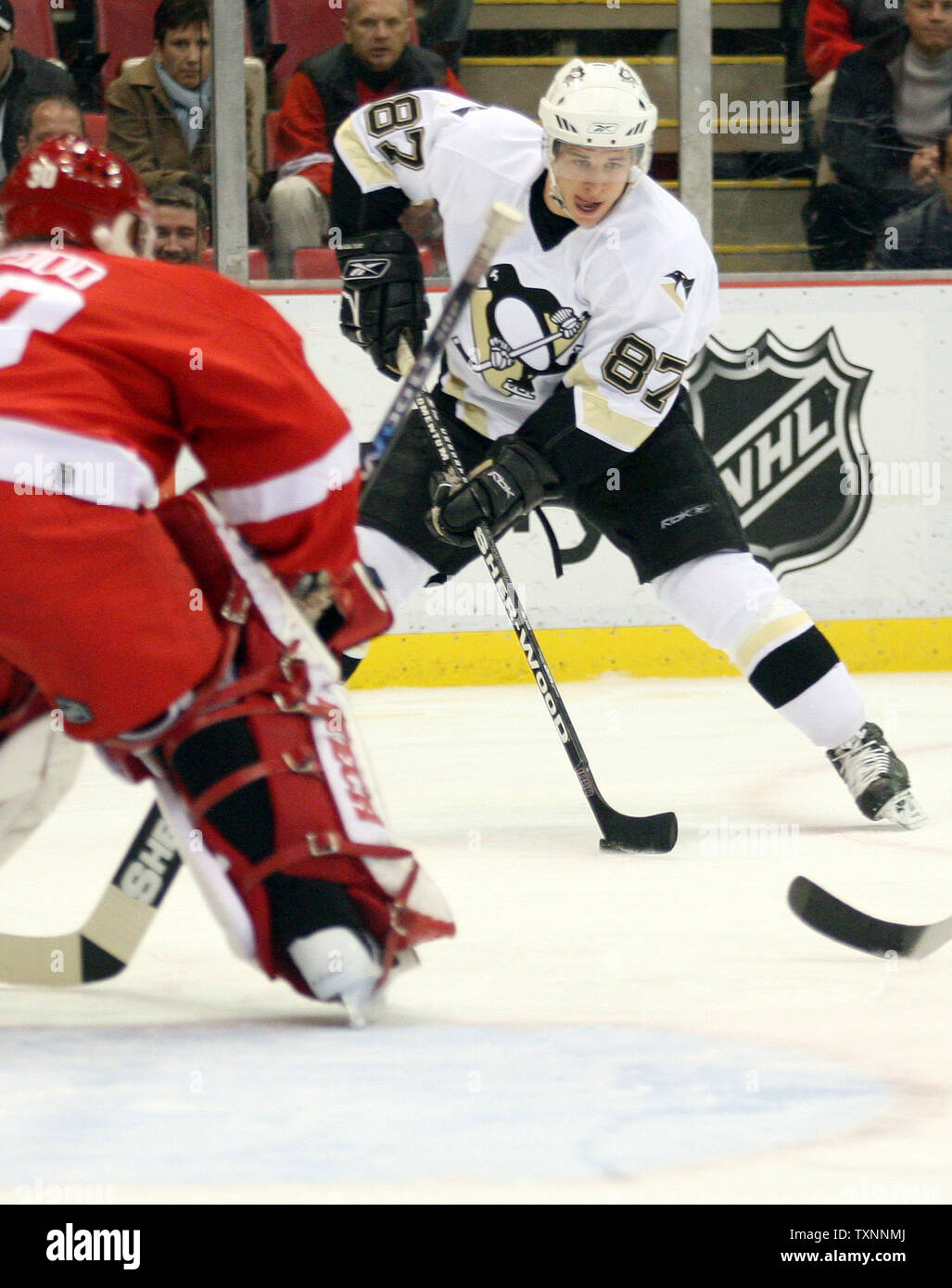 Detroit Red Wings goalie Chris Osgood stops Pittsburgh Penguins