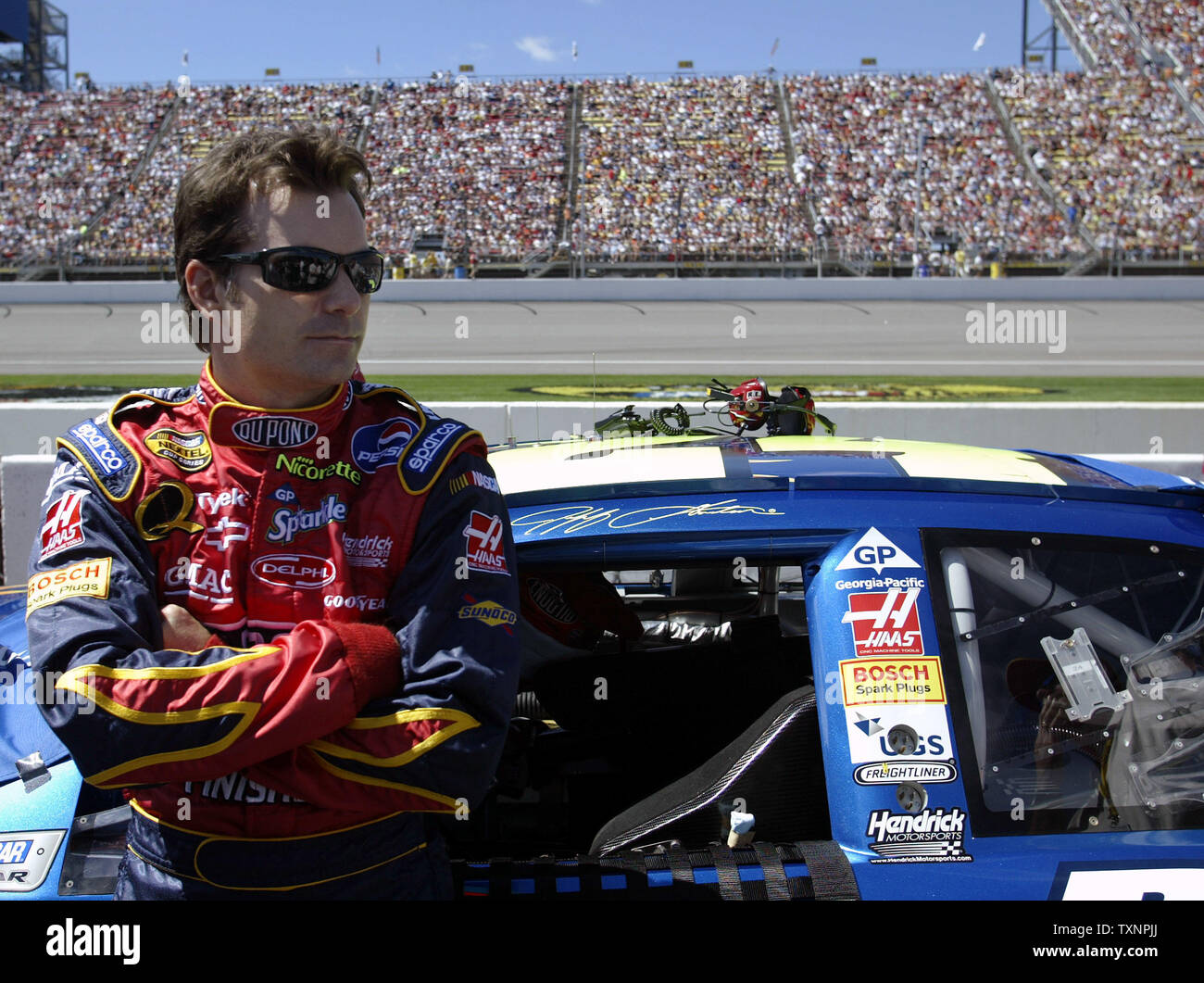 Nascar driver Jeff Gordon leans on his car while talking with his crew prior to the start of the GFS Marketplace 400 at the Michigan International Speedway in Brooklyn, Michigan on August 20, 2006.  Gordon finished the 200 lap race in second place.  (UPI Photo/Scott R. Galvin) Stock Photo