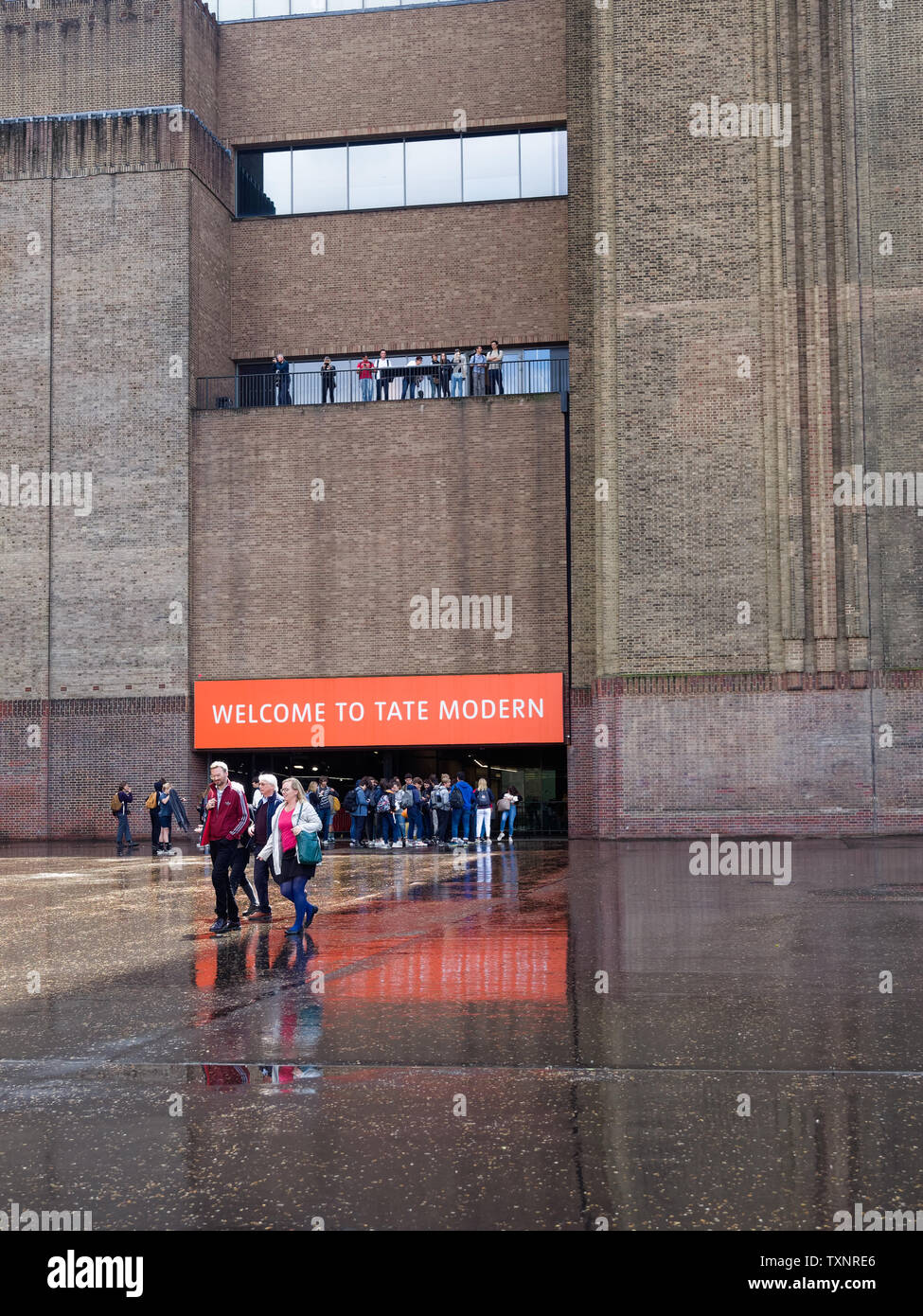 People queuing at the entrance to the New Tate Modern Art Gallery at Bankside, London, England, UK. Stock Photo