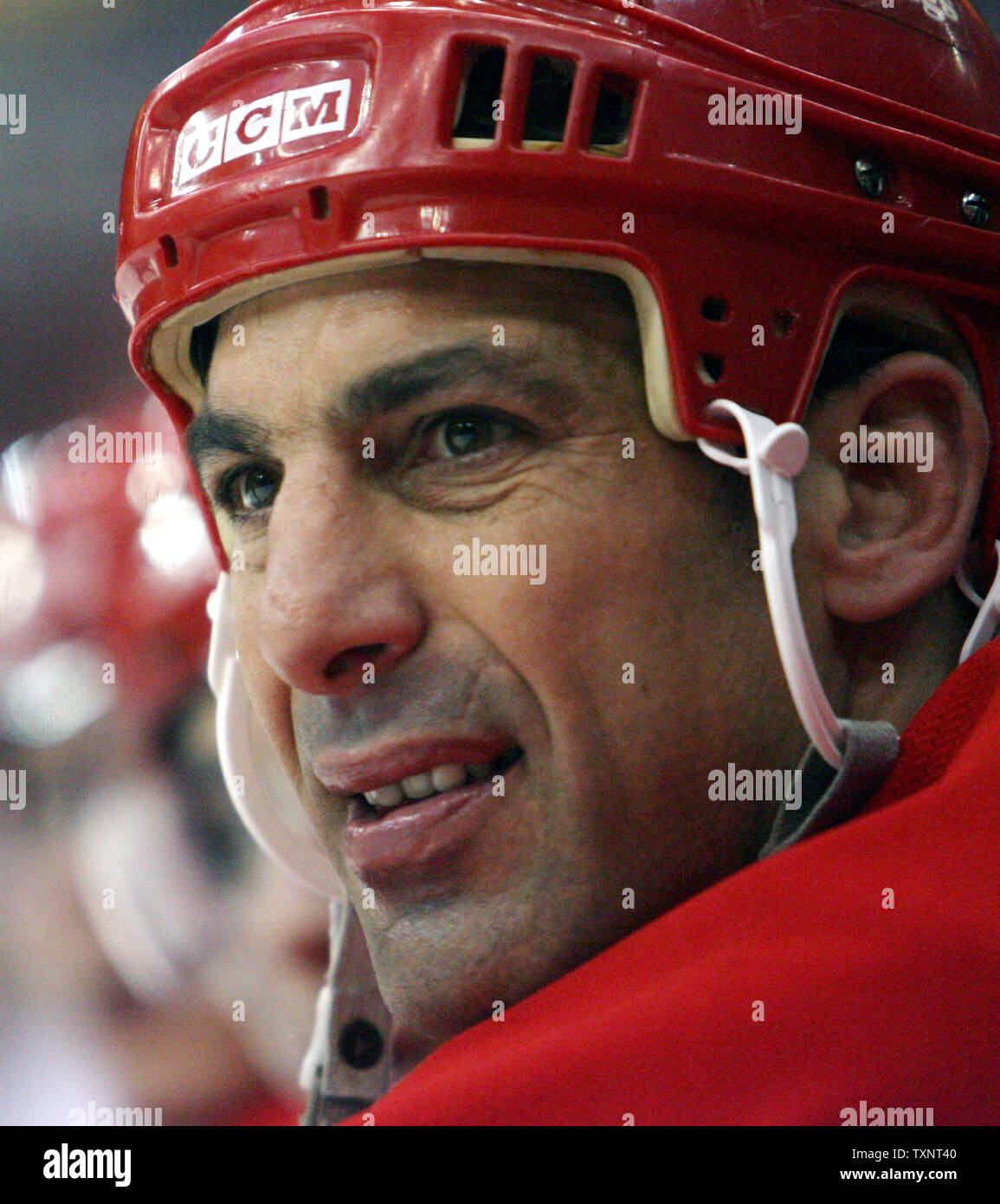 Legendary Red Wing Chris Chelios claims he drank beers on the bench during  the 2009 Winter Classic (for a good reason), This is the Loop