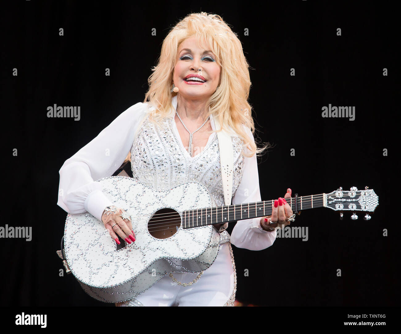 Dolly parton playing guitar hi-res stock photography and images - Alamy