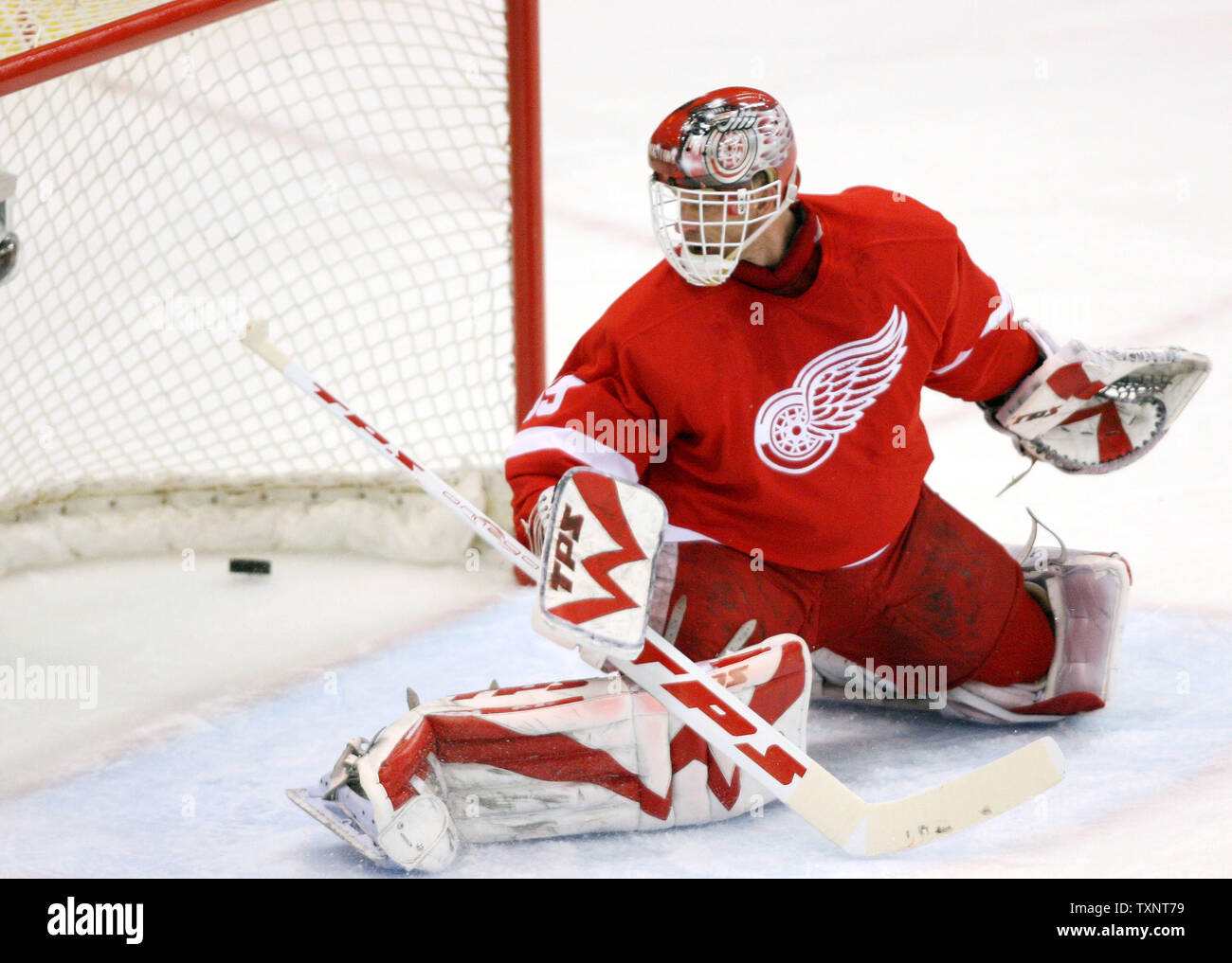 Former Red Wings Goalie Hasek Packs Memorabilia Into Shopping Carts as  Czech Hall Closes