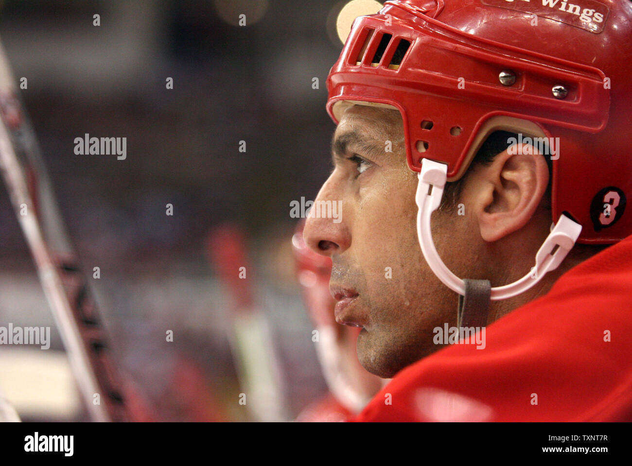 Legendary Red Wing Chris Chelios claims he drank beers on the bench during  the 2009 Winter Classic (for a good reason), This is the Loop