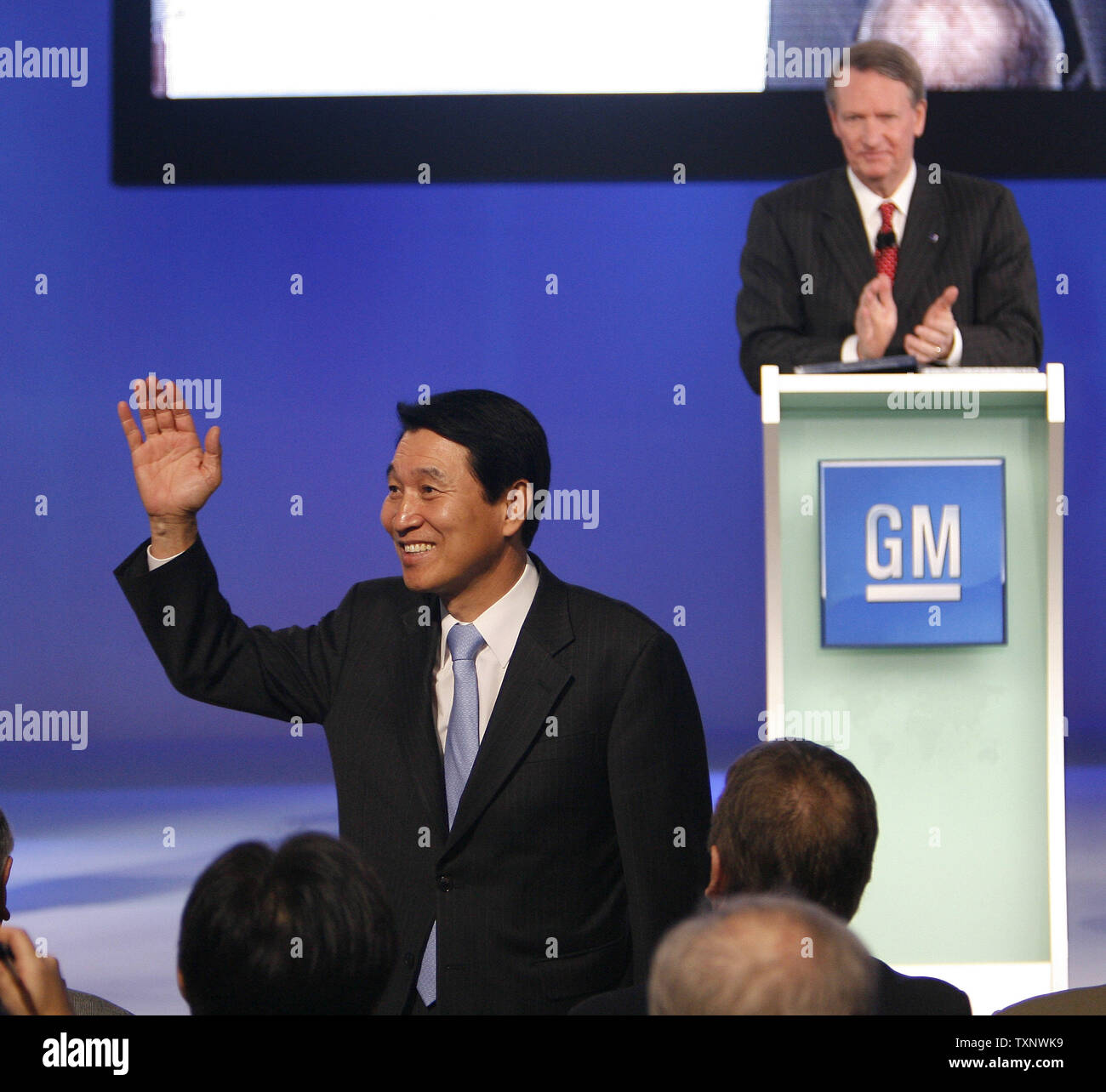 General Motors Chairman and CEO Rick Wagoner (R) acknowledges LG Chem CEO Peter Kim during a press event at the North American International Auto Show at the Cobo Center on January 12, 2009 in Detroit, Michigan. GM announced Friday that it will manufacture its own battery packs for the Chevy Volt in the United States and that it has selected LG Chem of Korea to provide the lithium ion cells for the batteries. (UPI Photo/Brian Kersey) Stock Photo