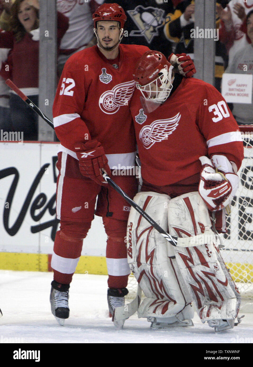 October 28, 2000. Chris Osgood became just the second goalie in #RedWings  history to win 200 NHL games, as the Red Wings won 4-1 against…
