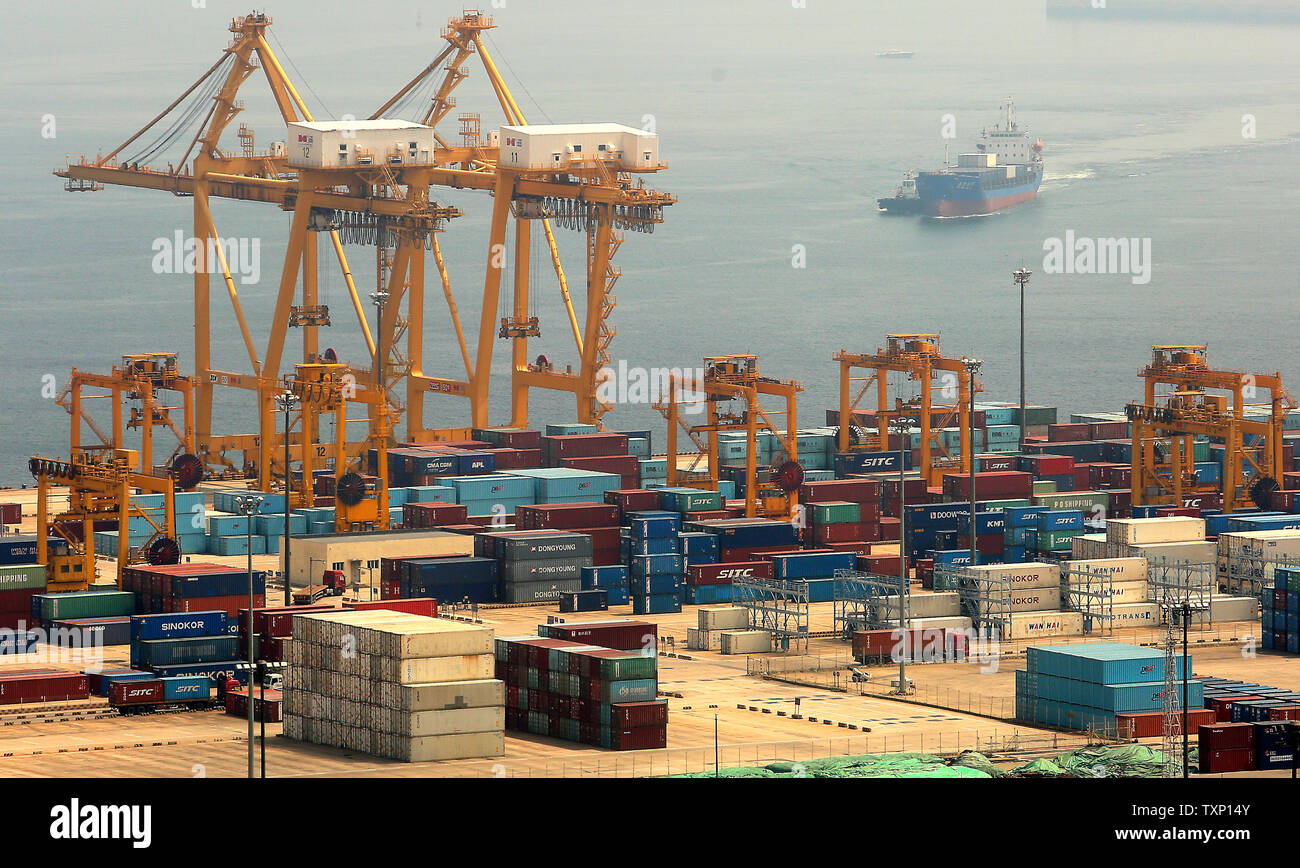 China shipping container lines hi-res stock photography and images - Alamy