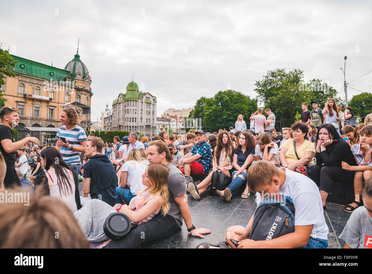 Crowd silhouette head heads hi-res stock photography and images - Alamy