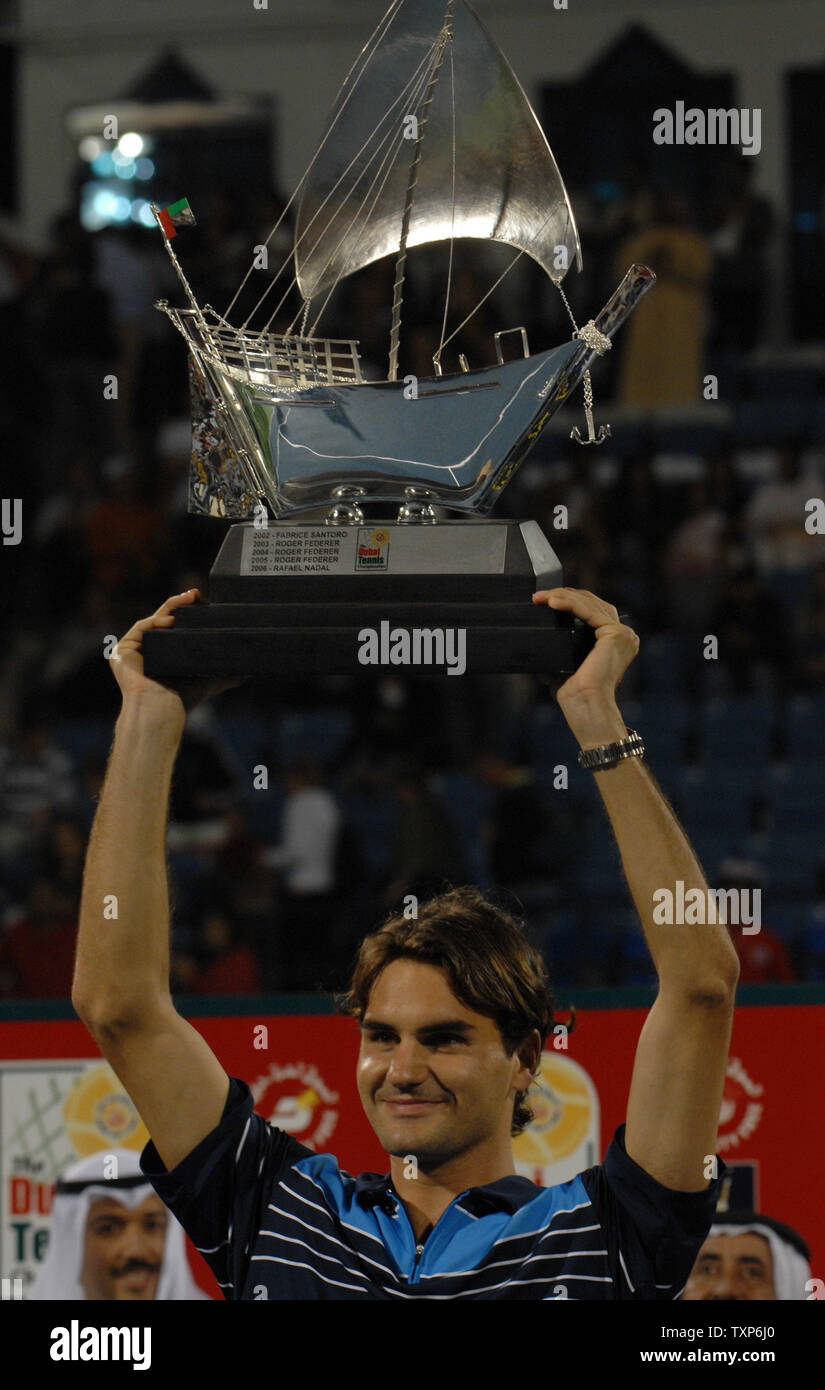 The world's number one tennis player Roger Federer returns the ball back  from Germany's Tommy Haas during the semi finals of the Men's Dubai Tennis  Championships on March 2, 2007. Federer won