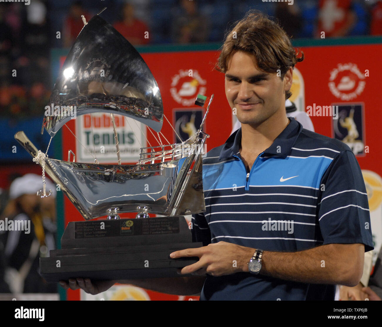 The world's number one tennis player Roger Federer returns the ball back  from Germany's Tommy Haas during the semi finals of the Men's Dubai Tennis  Championships on March 2, 2007. Federer won