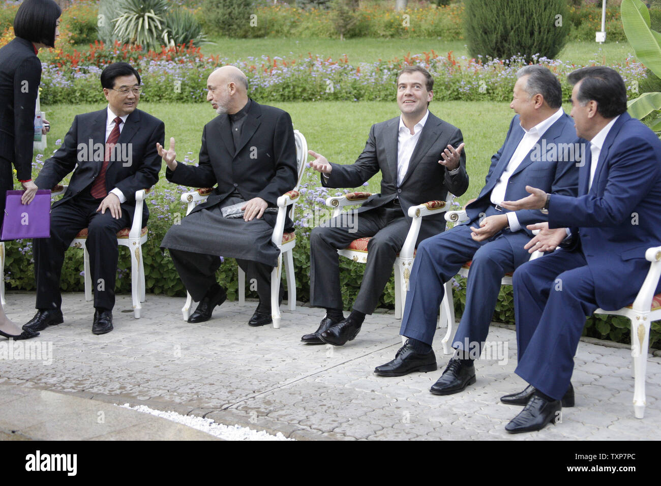 Russian President Dmitry Medvedev (C) attends a summit of the Shanghai Cooperation Organisation in Dushanbe, Tajikistan, on August 27, 2008. (L-R) Chinese President Hu Jintao, Afghan counterpart Hamid Karzai, Russian President Medvedev, Kyrgyz President Kurmanbek Bakiyev and Tajik President Emomali Rakhmon. President Medvedev discussed the crisis in Georgia with Chinese counterpart Hu Jintao on Wednesday, as Moscow looked to bolster support in its diplomatic stand-off with the West. (UPI Photo/Anatoli Zhdanov) Stock Photo