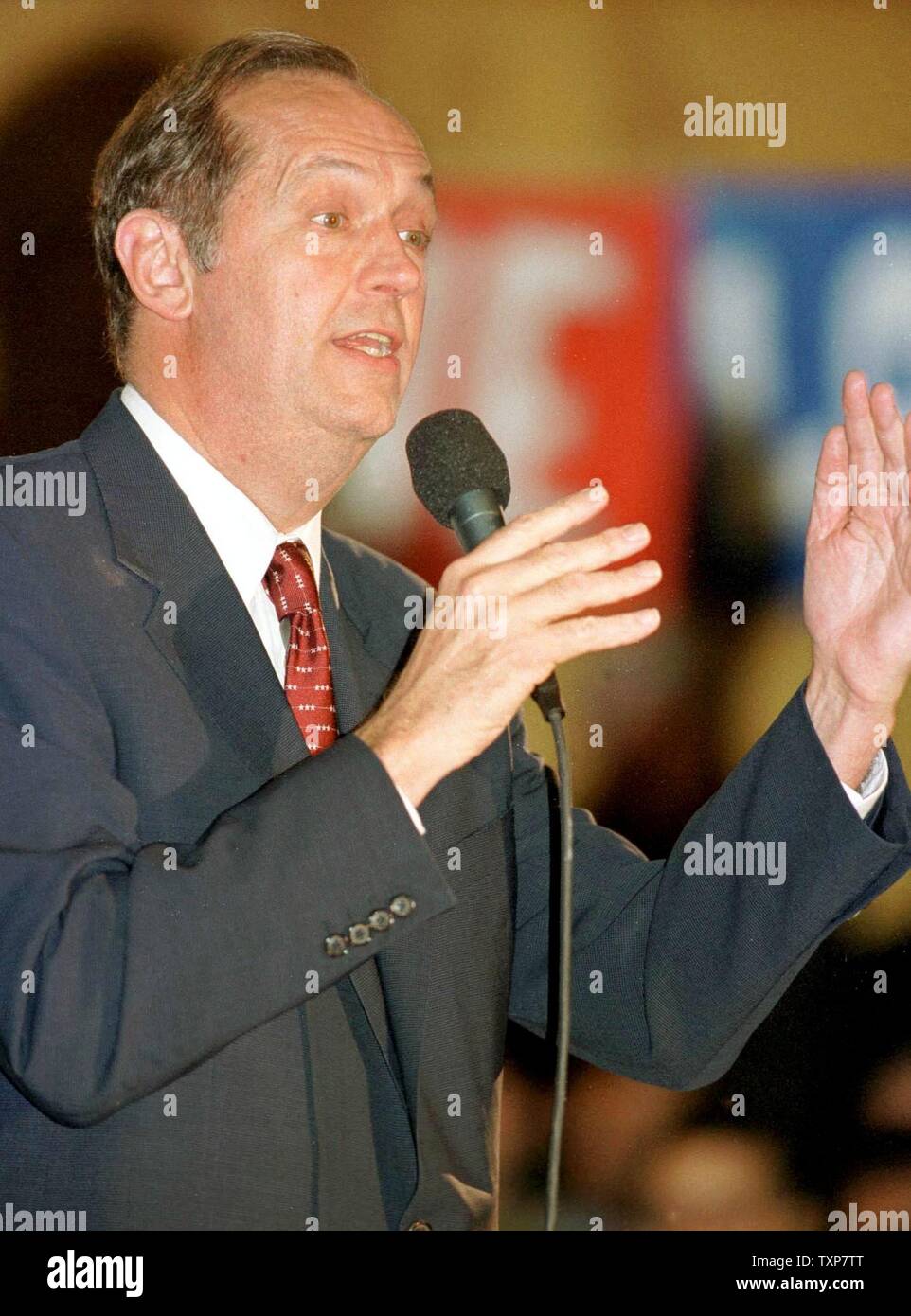 CLE2000020801 - 08 FEBRUARY 2000 - CLEVELAND HEIGHTS, OHIO, USA: Bill Bradley makes a point about his support for affirmative action during a campaign stop in Cleveland Heights, Ohio. About 500 people turned out for the town meeting, February 8.   jr/mw/Mike Williams      UPI Stock Photo