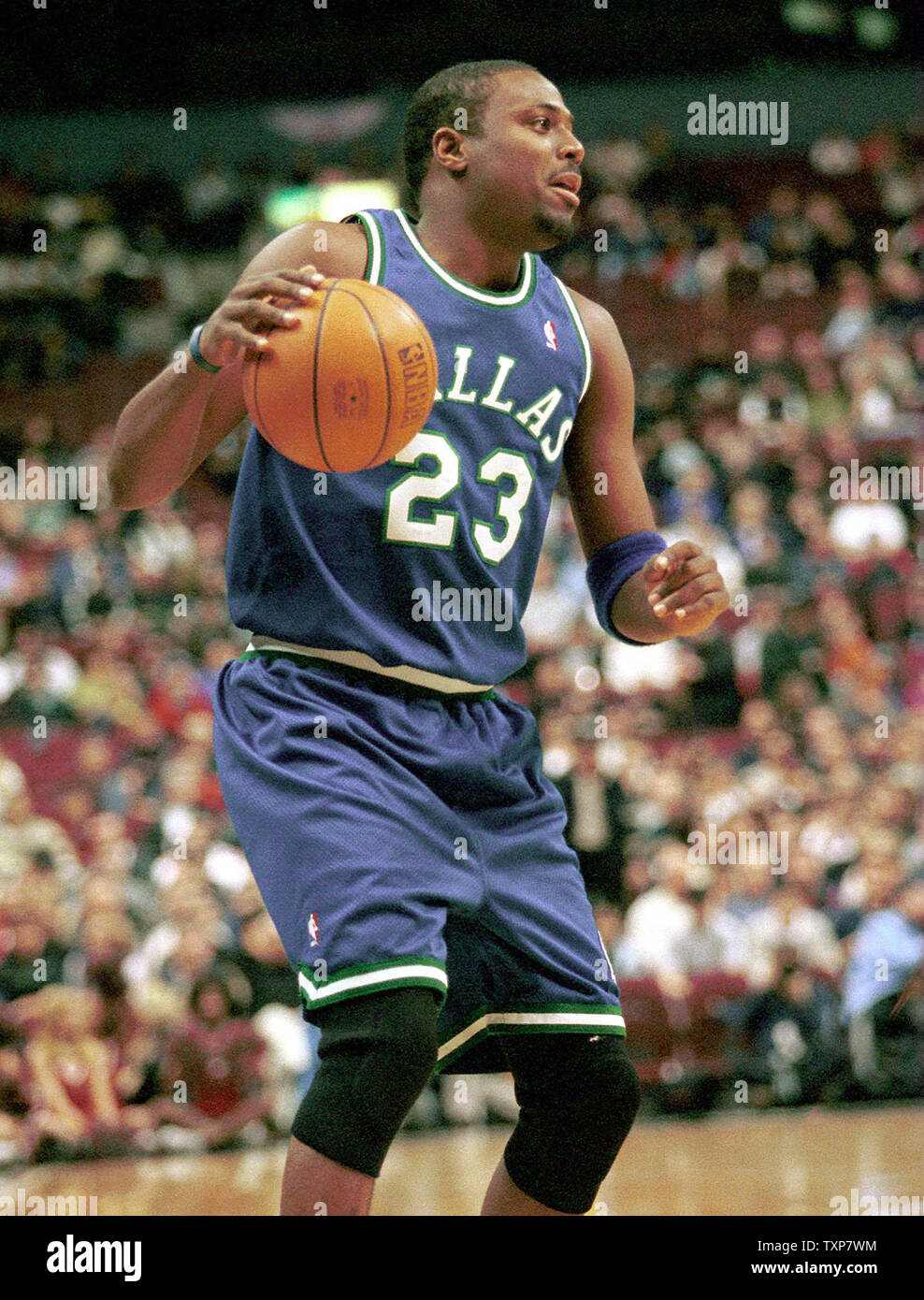 Van2000020611 06 February 2000 Vancouver Bc Canada Visiting Dallas Maverick Cedric Ceballos With The Ball Against The Vancouver Grizzlies During The First Half At Vancouver S Gm Place February 6 The
