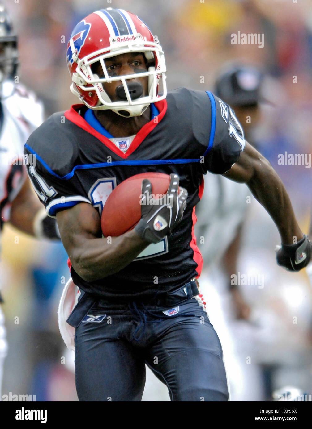 Buffalo Bills wide receiver Roscoe Parrish returns a first quarter punt