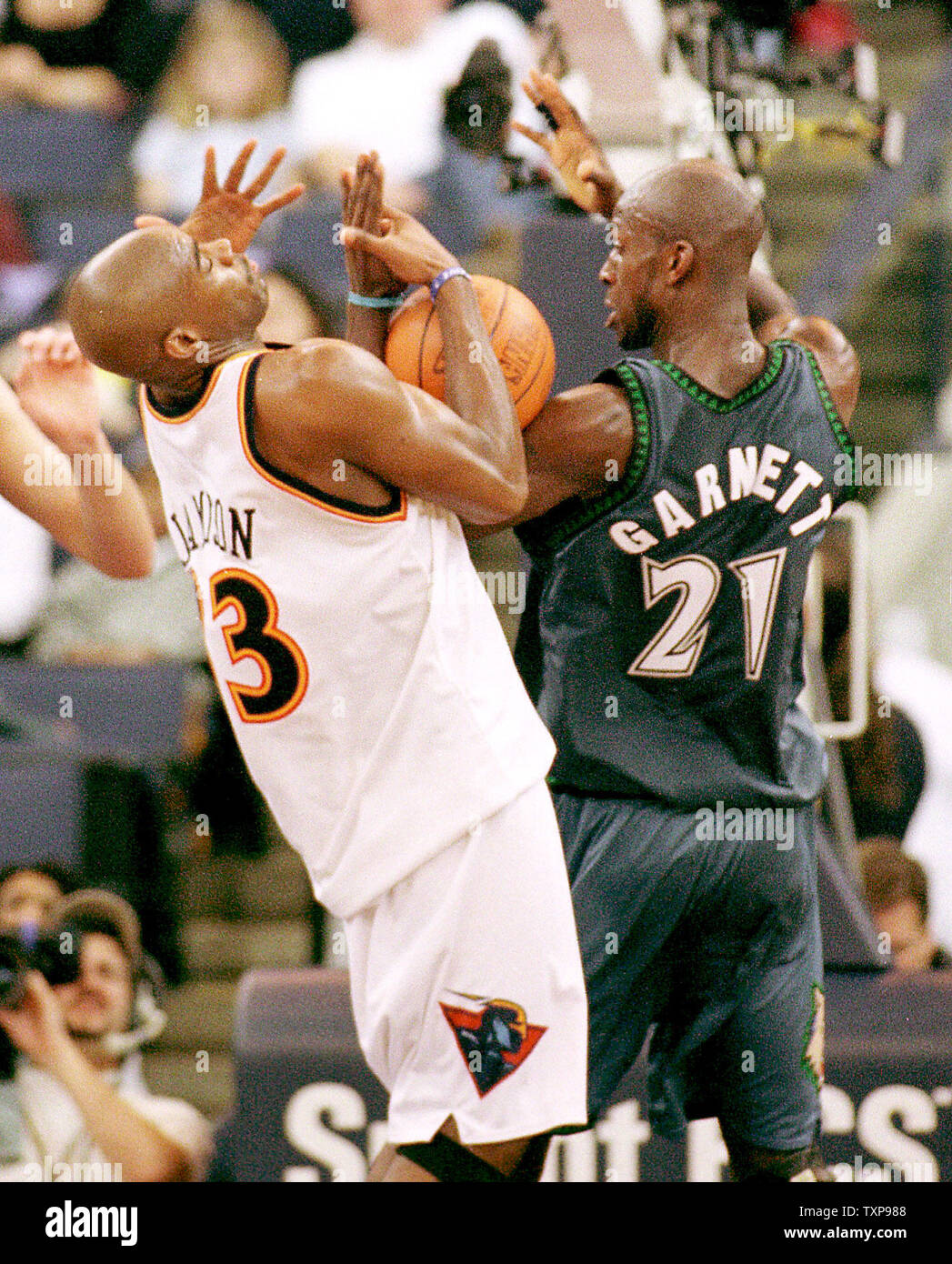 OCP2000012202 - 22 JANUARY 2000 - OAKLAND, CALIFORNIA, USA: Golden State  Warriors Antawn Jamison, left, tries to get past Cleveland Cavaliers Cedric  Henderson in the second quarter, January 21, in Oakland. Golden