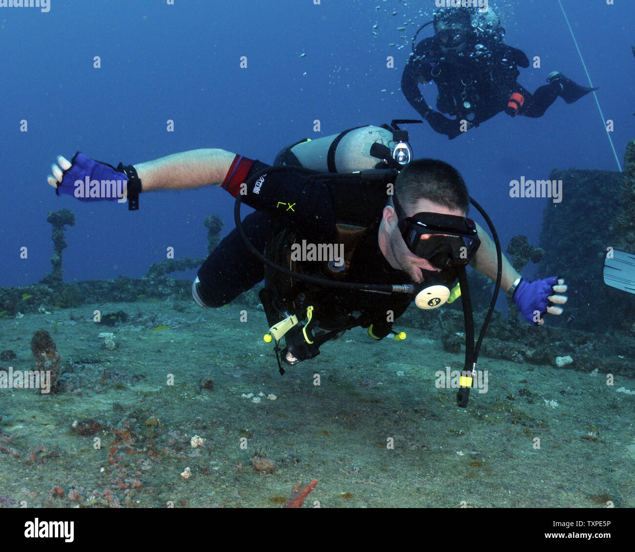 Soldiers undertaking disabled scuba hires stock photography and images