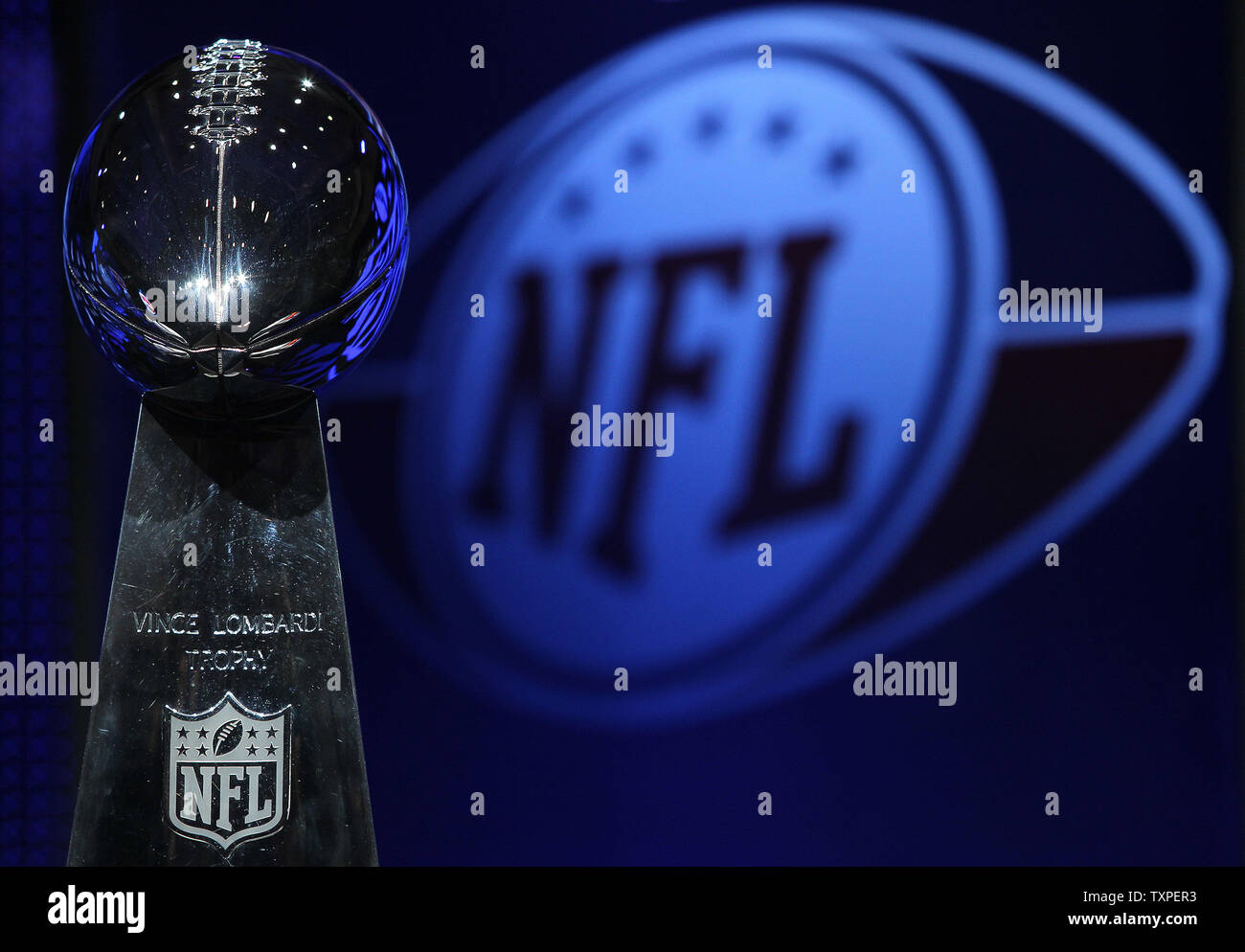 Vince lombardi trophy hi-res stock photography and images - Alamy