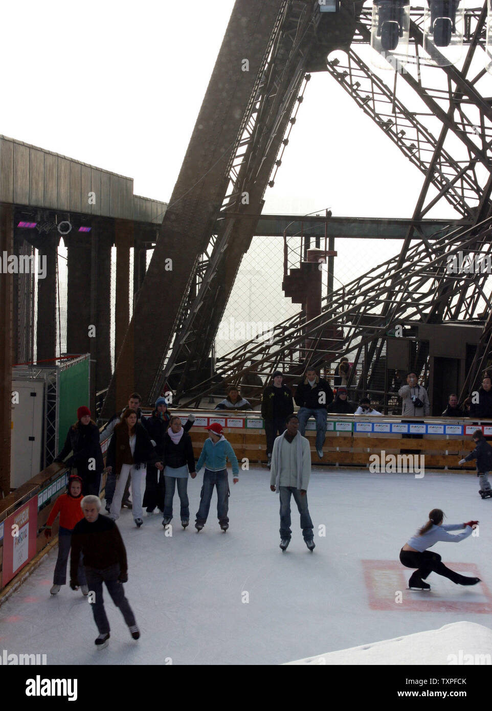 Eiffel tower paris ice skate hires stock photography and images Alamy